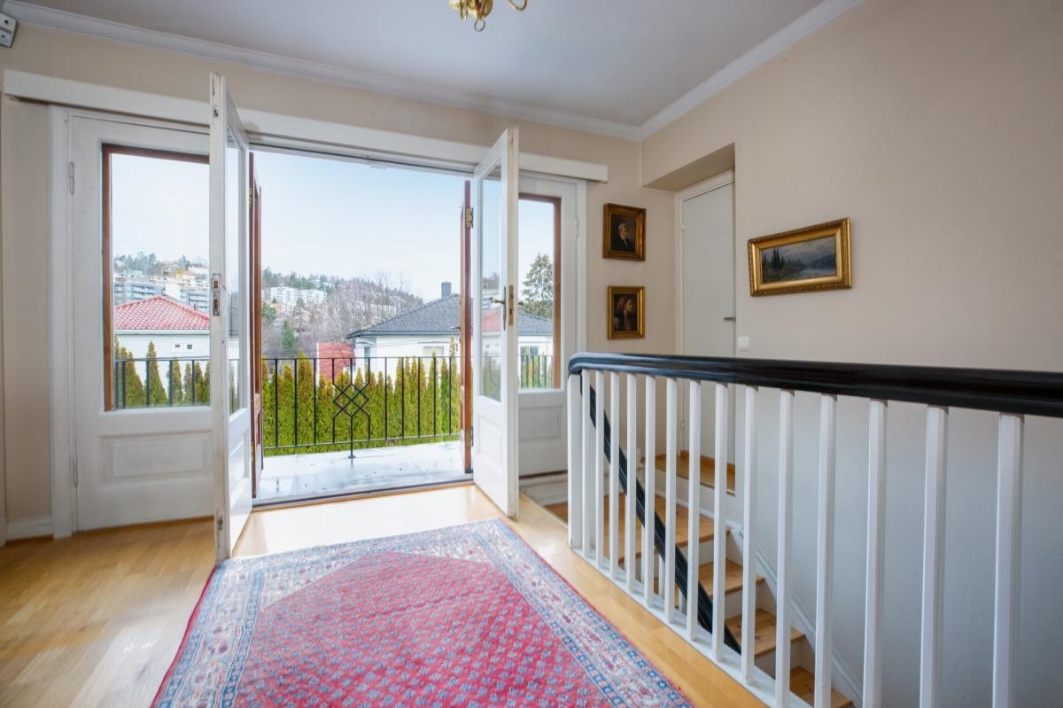 Hall i 2 etg. med utgang til veranda m/kveldssol Galleribilde