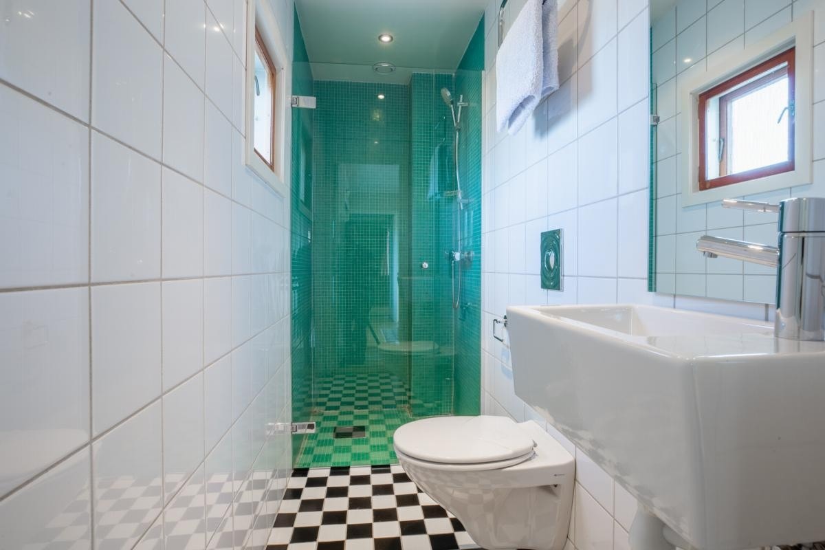 Dusjbad/wc med inngang fra hall i 2 etasje Galleribilde