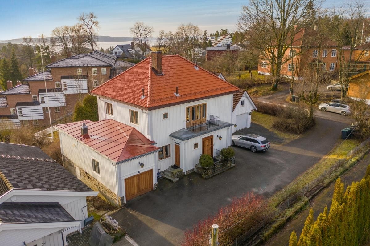 Boligen med garasje og gårdsplass Galleribilde