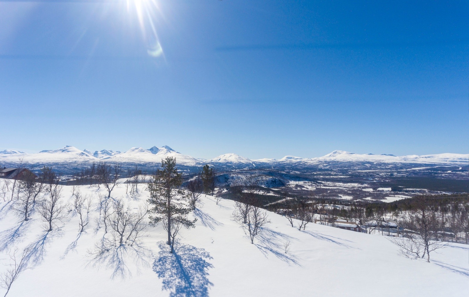 Her ser vi fra første rekke av tomtene ned mot sør i Fjellandsbyen Galleribilde