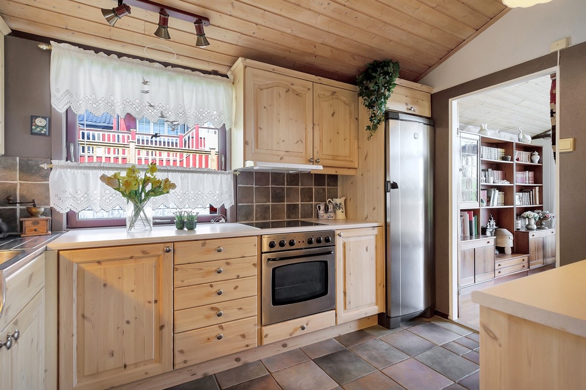 Heltre kjøkkeninnredning med profilerte fronter fra Lilleby kjøkken. Galleribilde