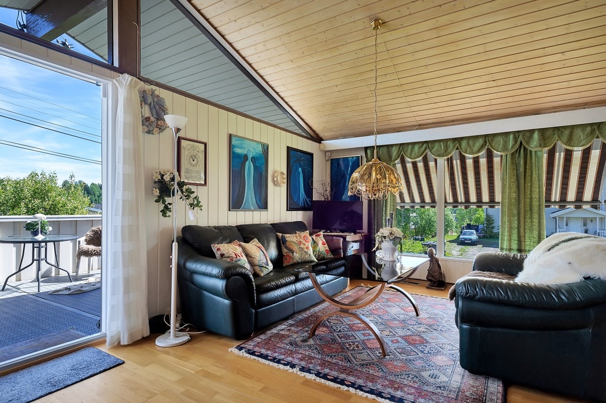 Romslig stue med utgang til terrasse Galleribilde