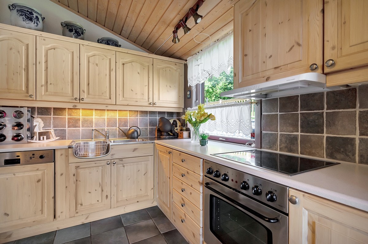 Heltre kjøkkeninnredning med profilerte fronter fra Lilleby kjøkken. Galleribilde