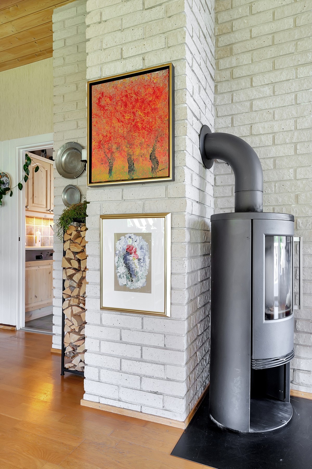 Oppvarming består av peisovn i over og underetasje samt strøm. Galleribilde