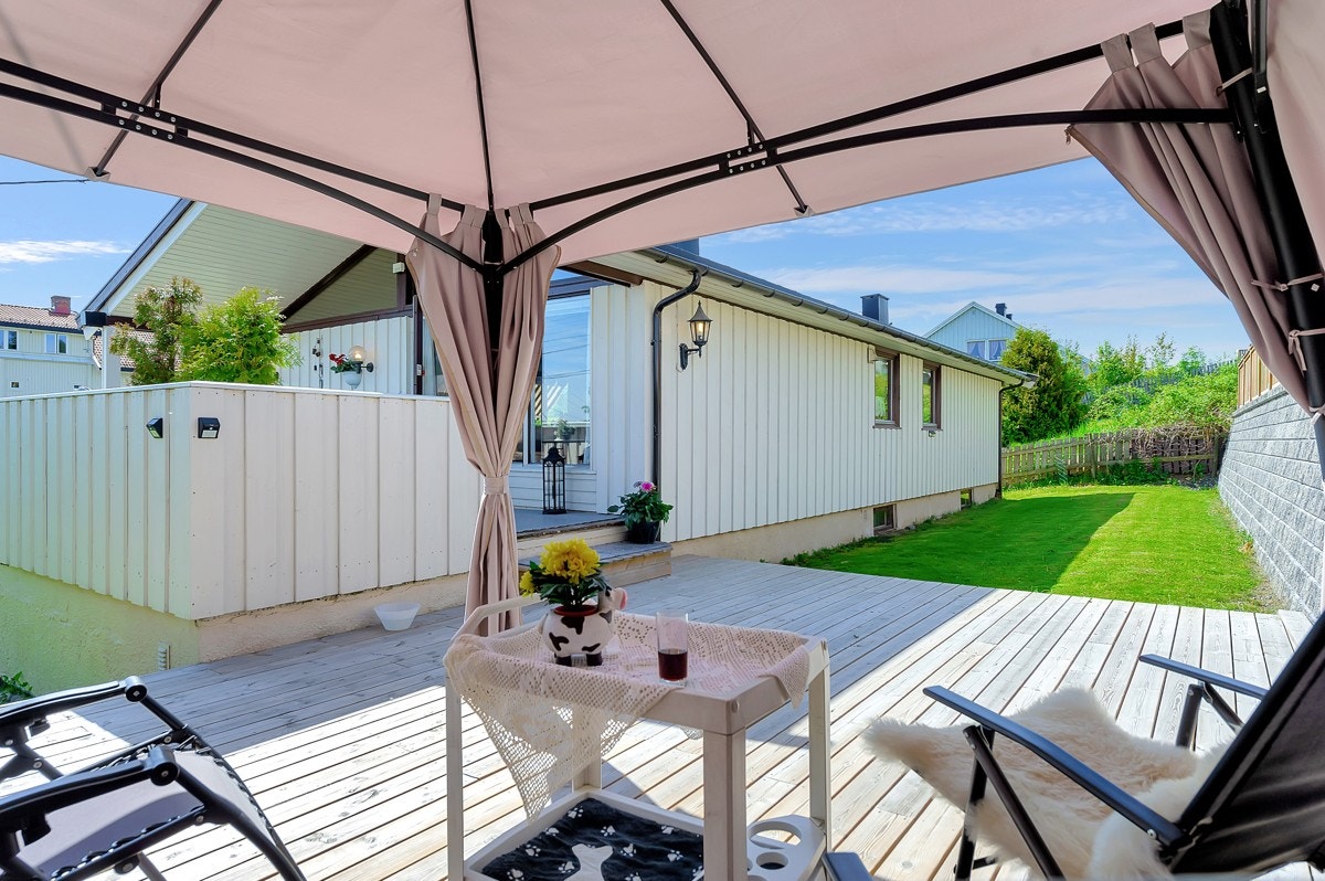 Boligen har flere flotte uteplasser Galleribilde