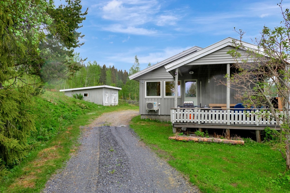 Gruset parkering på eiendommen Galleribilde
