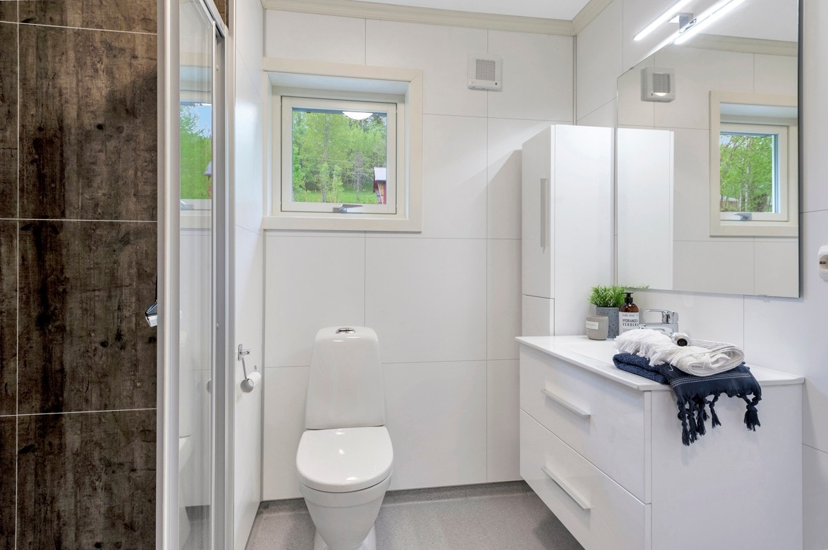 Bad innredet med dusjhjørne, servantskap med vask og wc Galleribilde
