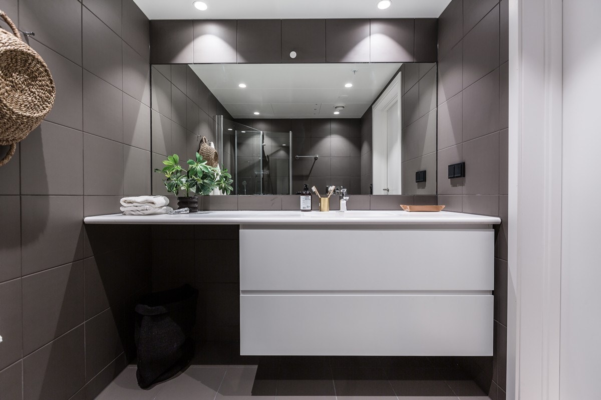 Leiligheten har et lekker flislagt baderom Galleribilde