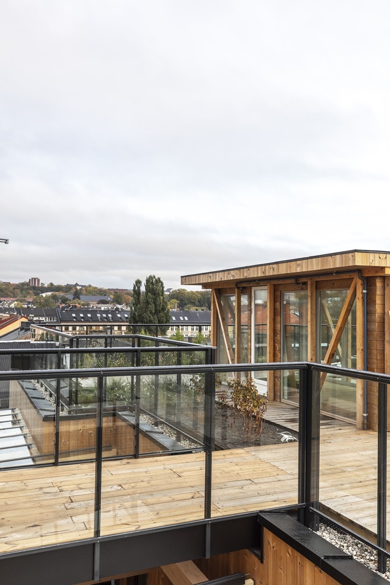 Takstuen er bygget av ombruksmaterialer fra lokale prosjekter i Oslo. Her kan man invitere på selskap eller ha hjemmekontor med flott utsikt over byen. Galleribilde