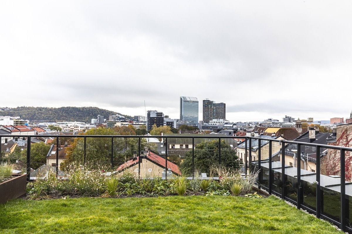 Fra en fantastisk felles takterrasse kan beboerne i Nordre gate 20-22 nyte gode solforhold og 360 garaders utsikt over byen. Galleribilde