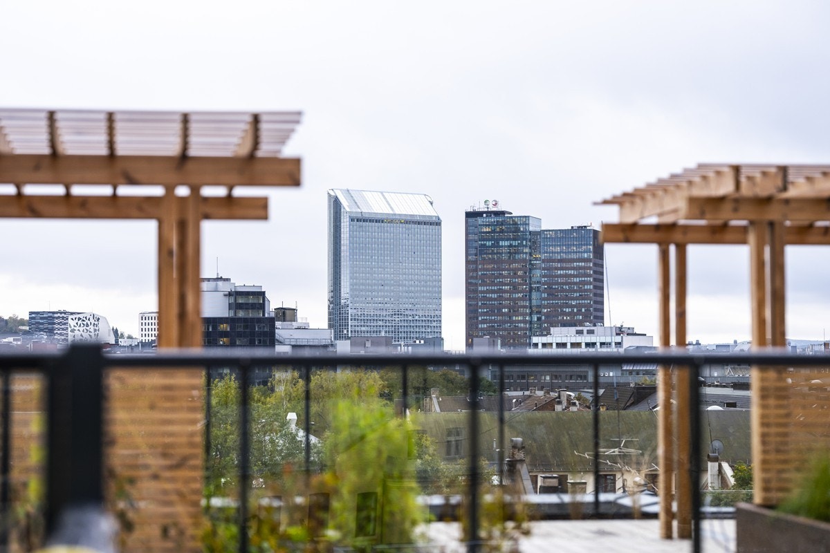 Ett minutt unna ligger Schous plass med hyppige trikkeavganger til blant annet Majorstuen og Grefsen. Galleribilde
