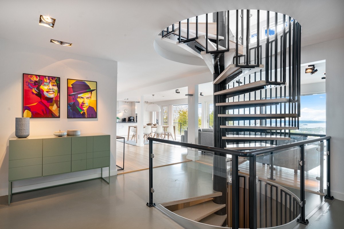 Trappen fører deg til 2. etasje og kjeller Galleribilde