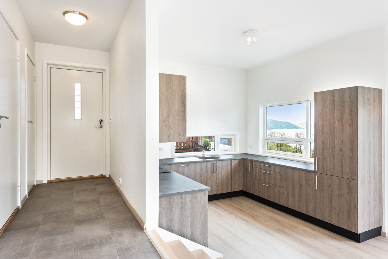 Tilsvarende hytte som er innredet. Gang / kjøkken Galleribilde