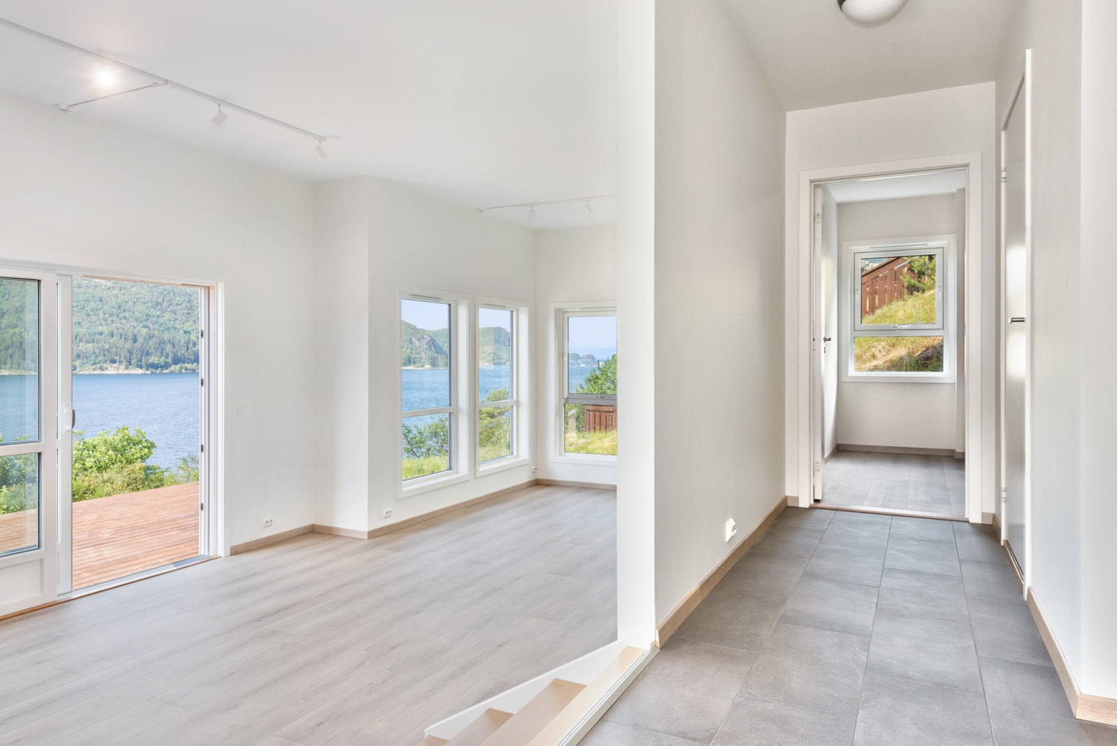 Tilsvarende hytte som er innredet. Gang /Stue Galleribilde