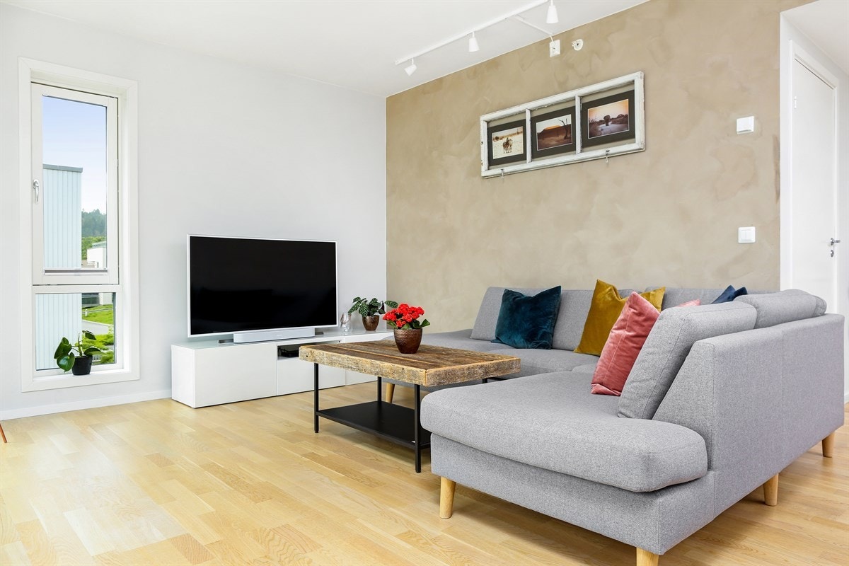 Stue med utgang til terrassen som blir som en forlengelse av stuen sommerstid Galleribilde