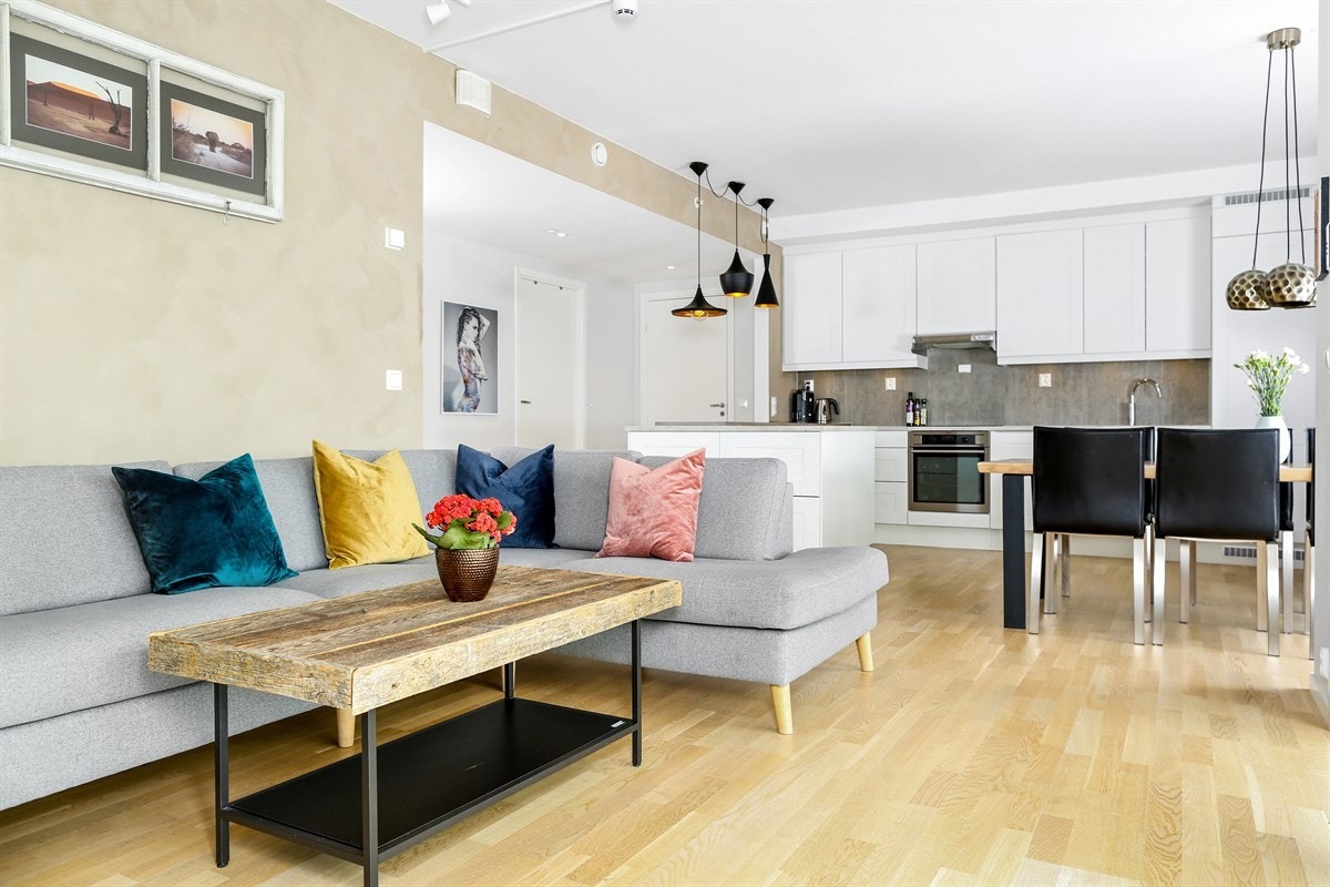 Stue og kjøkken i åpen løsning Galleribilde