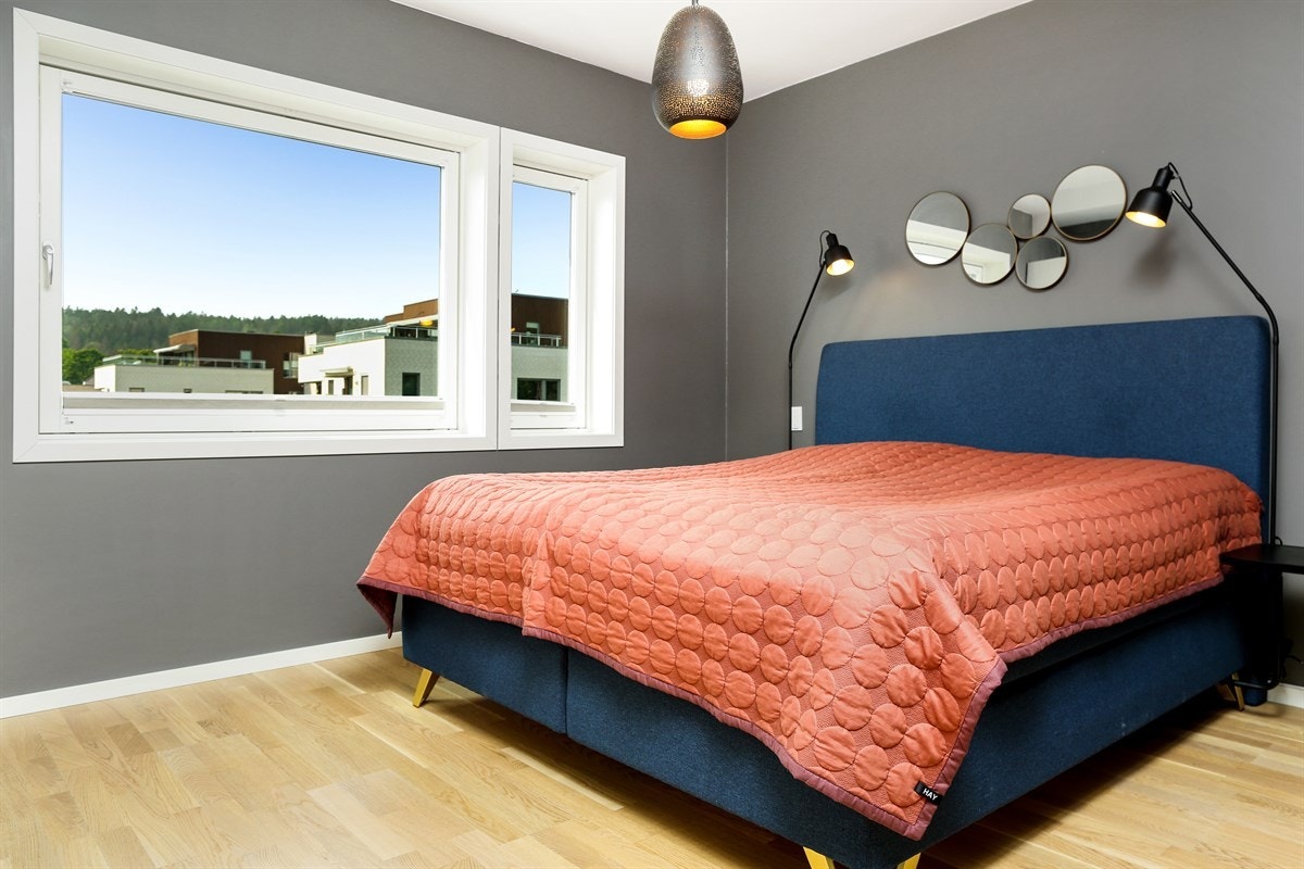 Soverom 1 (2) har god plass til dobbeltseng Galleribilde