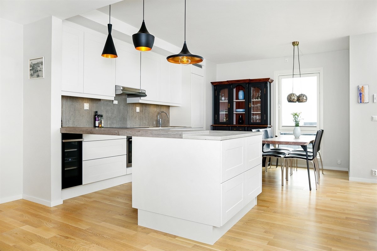 Kjøkken med oppgraderte hvitevarer Galleribilde