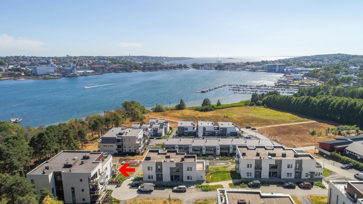 Hjørneleilighet med skogen og sjøen som nærmeste nabo Galleribilde