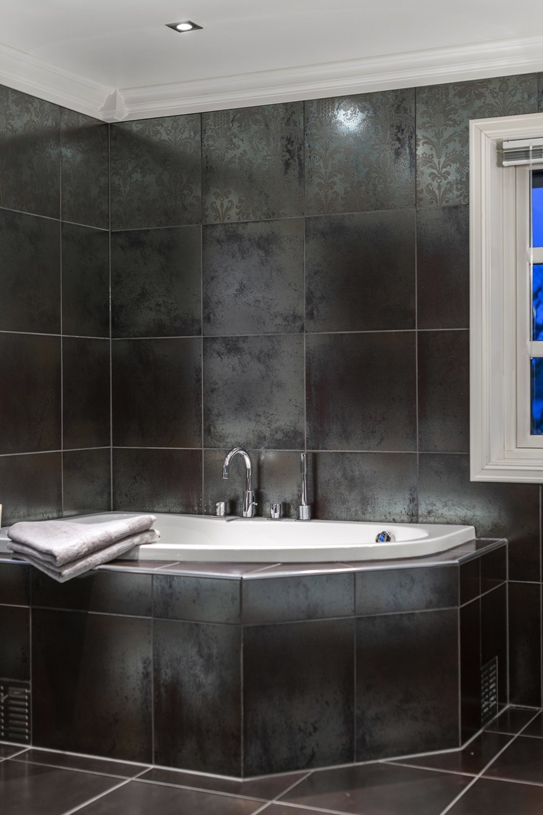 Innfliset hjørnebadekar som byr på litt hverdagsluksus Galleribilde