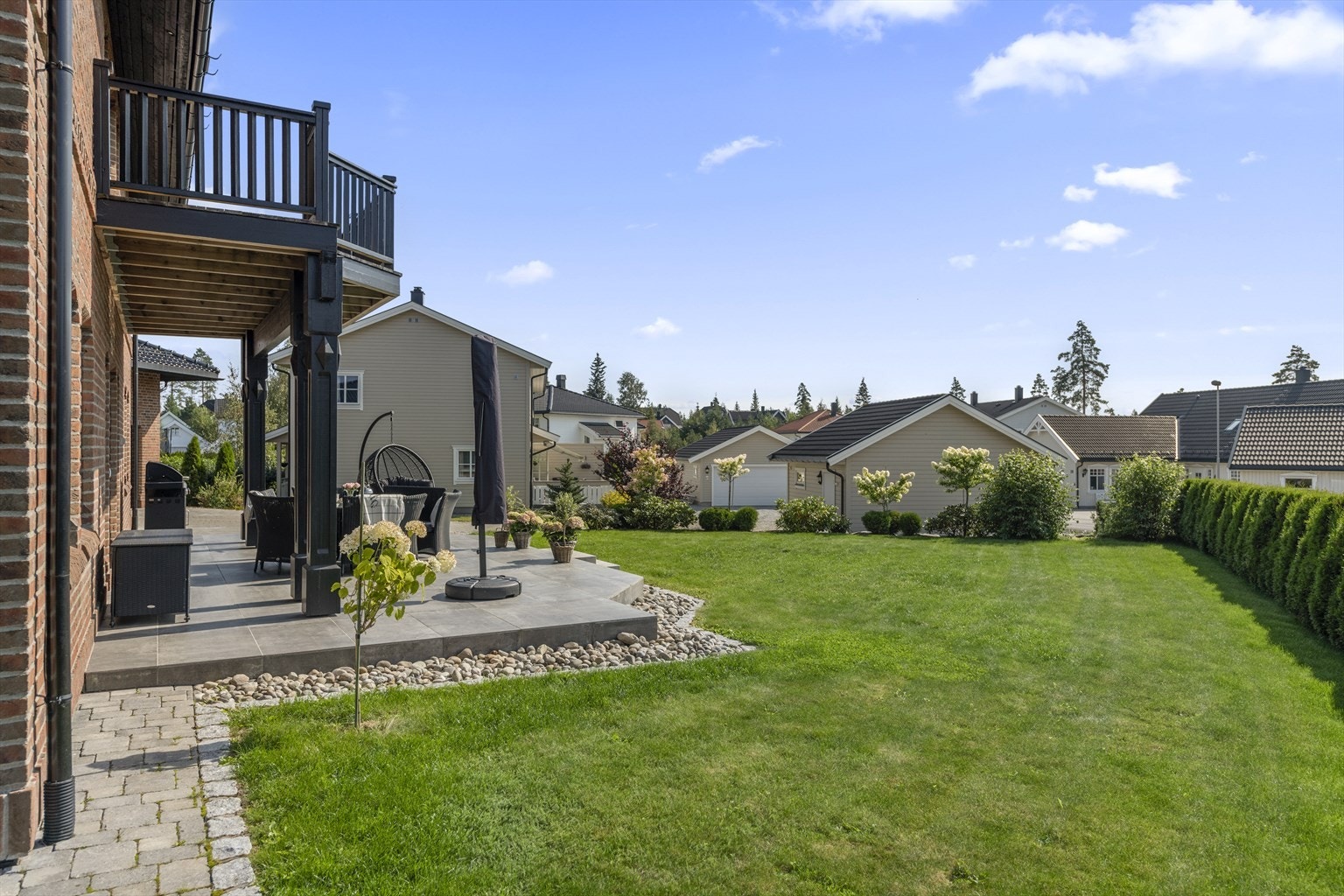 Tomten er romslig, på i overkant av 1 mål, hvor det er flott opparbeidet med skjermet hage Galleribilde