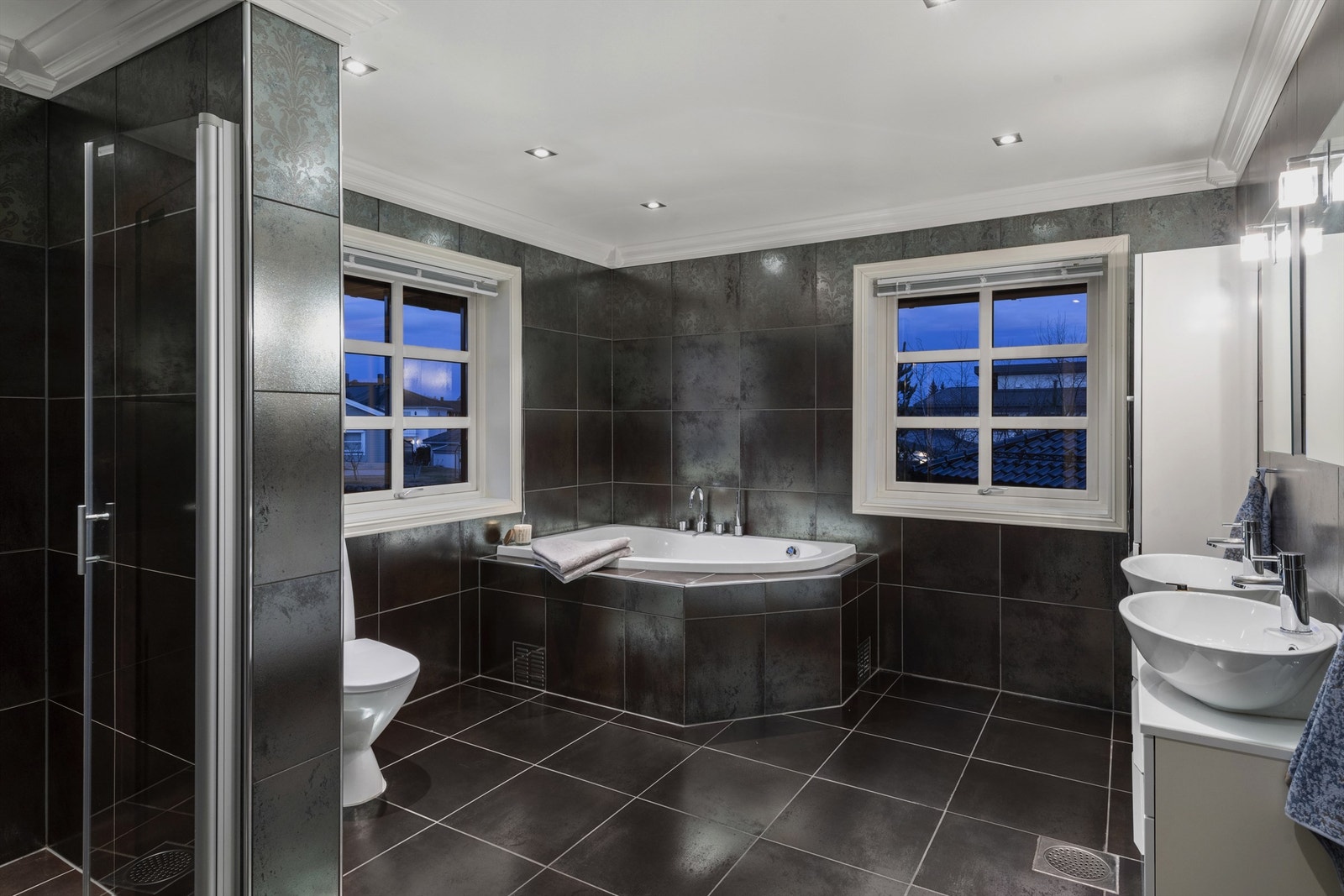 Rommet er utstyrt med gulvvarme og downlights Galleribilde