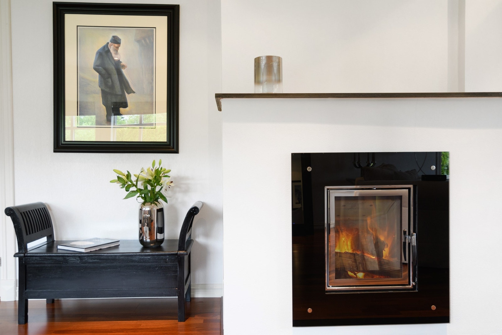 Stuen har flott peisinnsats som byr på varme, hygge og ekstra stemning Galleribilde