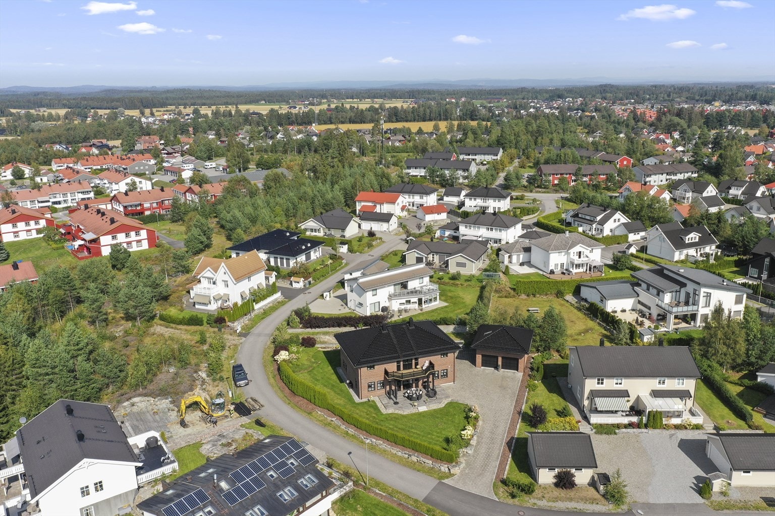 Fra eiendommen er det kort vei til Jessheim sentrum som byr på alt av bymessige fasiliteter Galleribilde