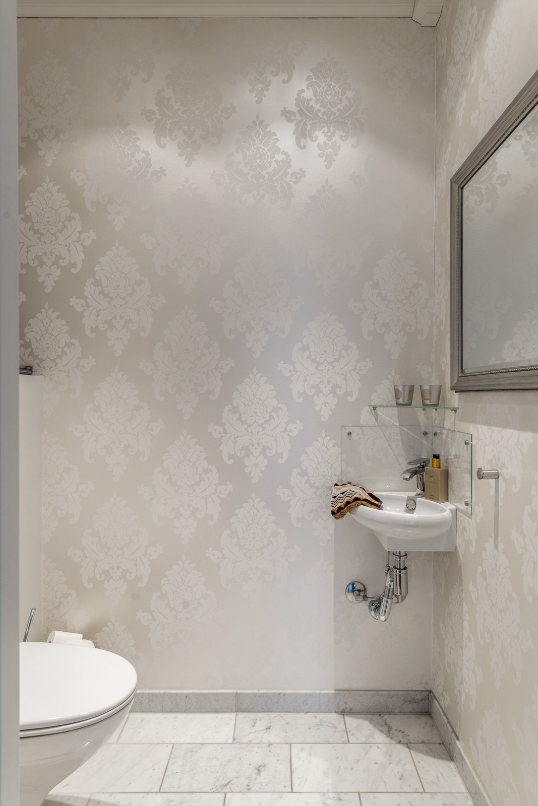 Praktisk toalett-rom i 1. etasje Galleribilde