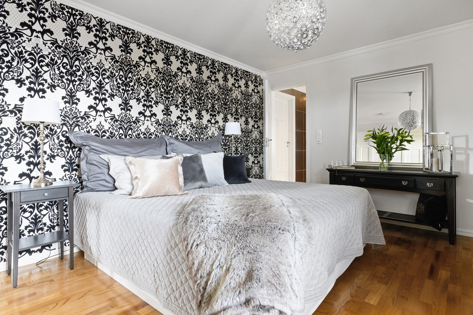 Soverommet har
direkte adkomst til det største badet Galleribilde