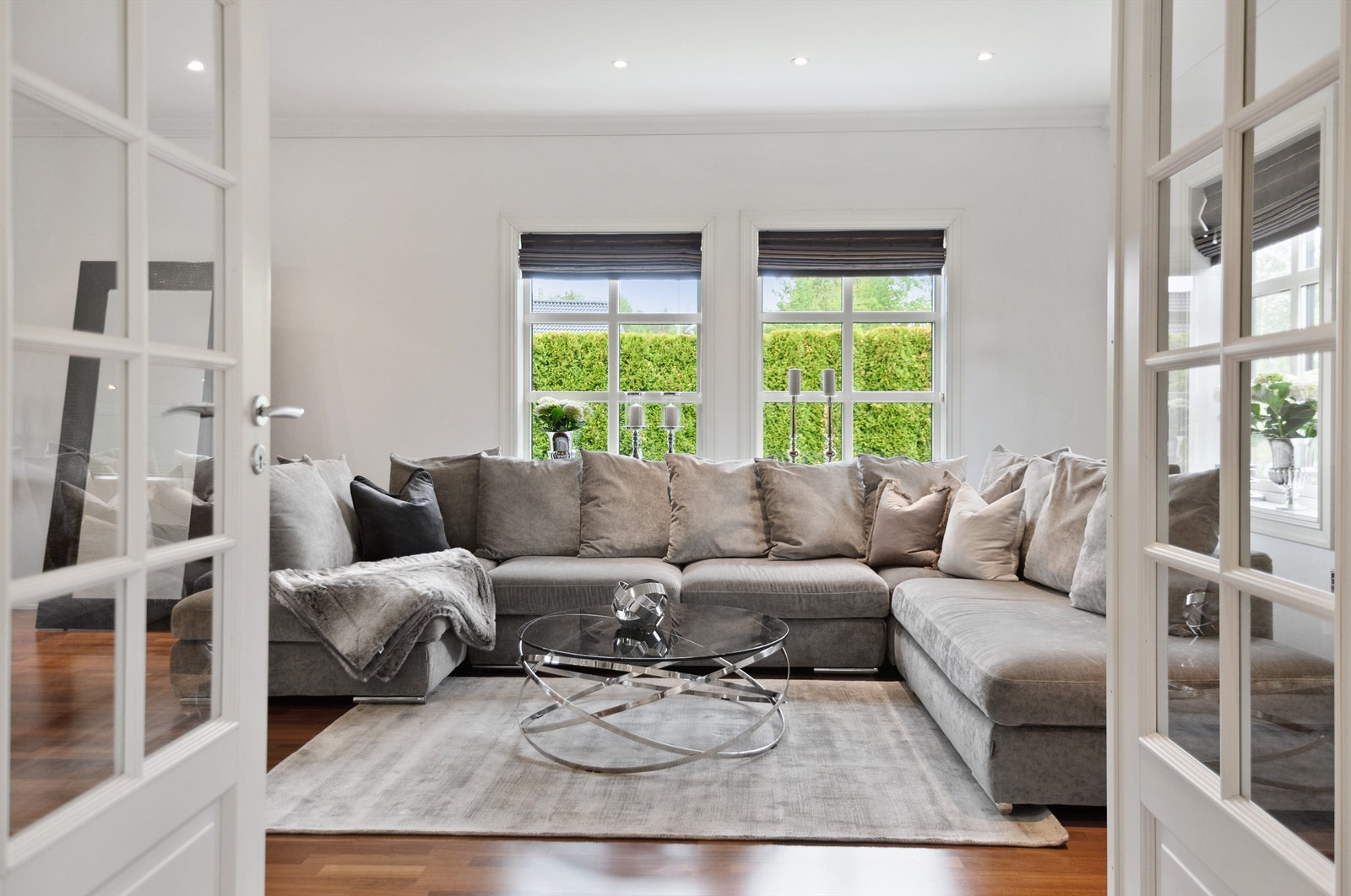 Stuen er boligens naturlige samlingspunkt og inviterer til hyggelige sammenkomster Galleribilde