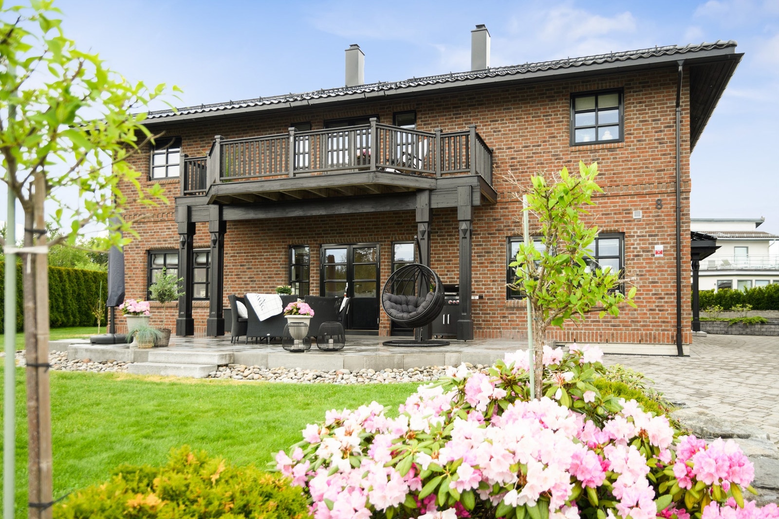 Velkommen til Linneavegen 8 - Attraktiv og unik eiendom med flott arkitekttegnet teglsteinsbolig
med frittstående dobbelgaras Galleribilde