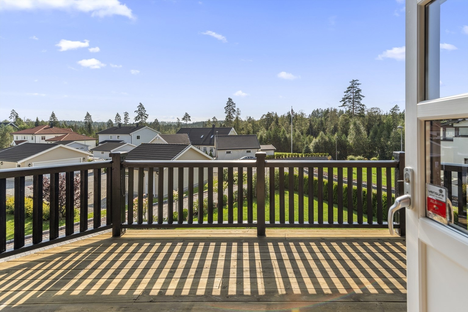 Balkongen er av god størrelse med plass til flere sittegrupper Galleribilde