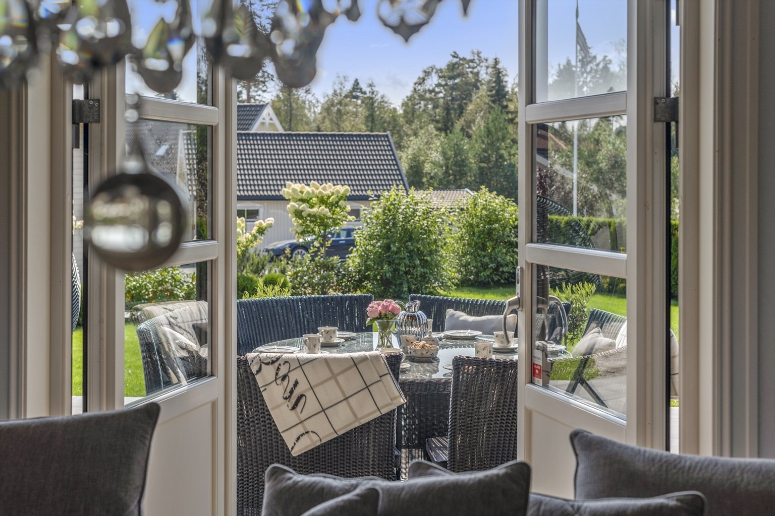 Utgang fra kjøkken til flotte utearealer Galleribilde