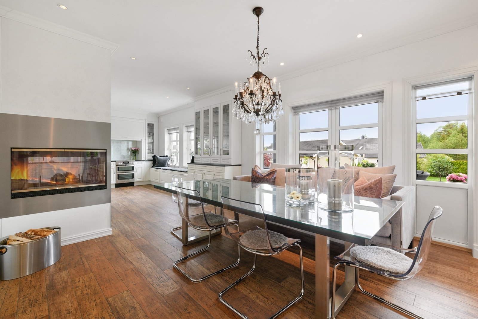 Kjøkkenet et koselig allrom med spiseplass, glassdør til terrasse og flott
peisinnsats, der du har innsyn til flammer fra tre sider Galleribilde