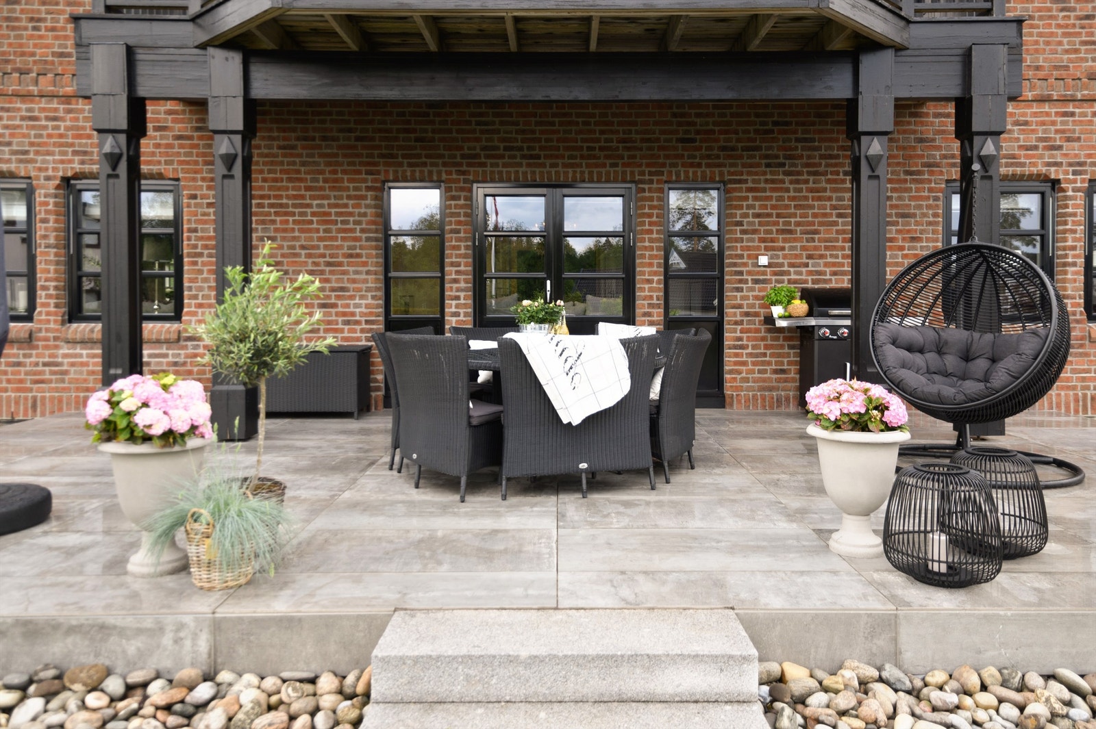 Flotte utearealer med god plass til sittegrupper og fine solforhold Galleribilde