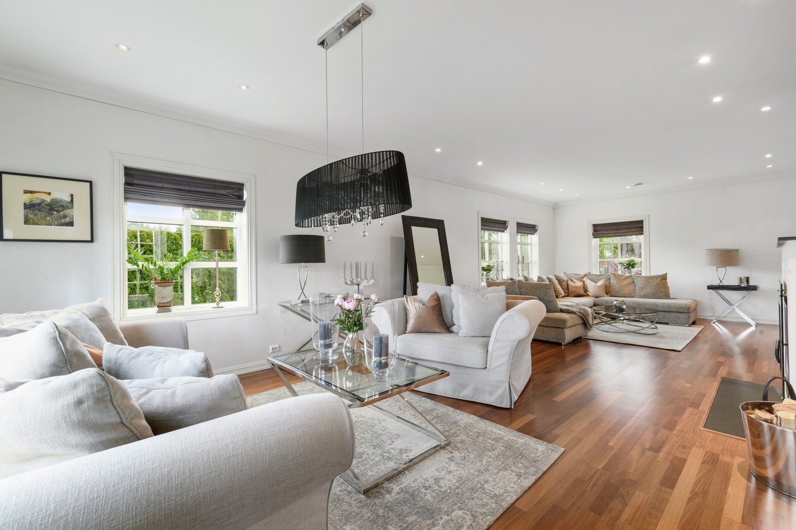 Stuen er luftig med tofløyet glassdør til kjøkken og hall, og har vinduer i tre himmelretninger Galleribilde