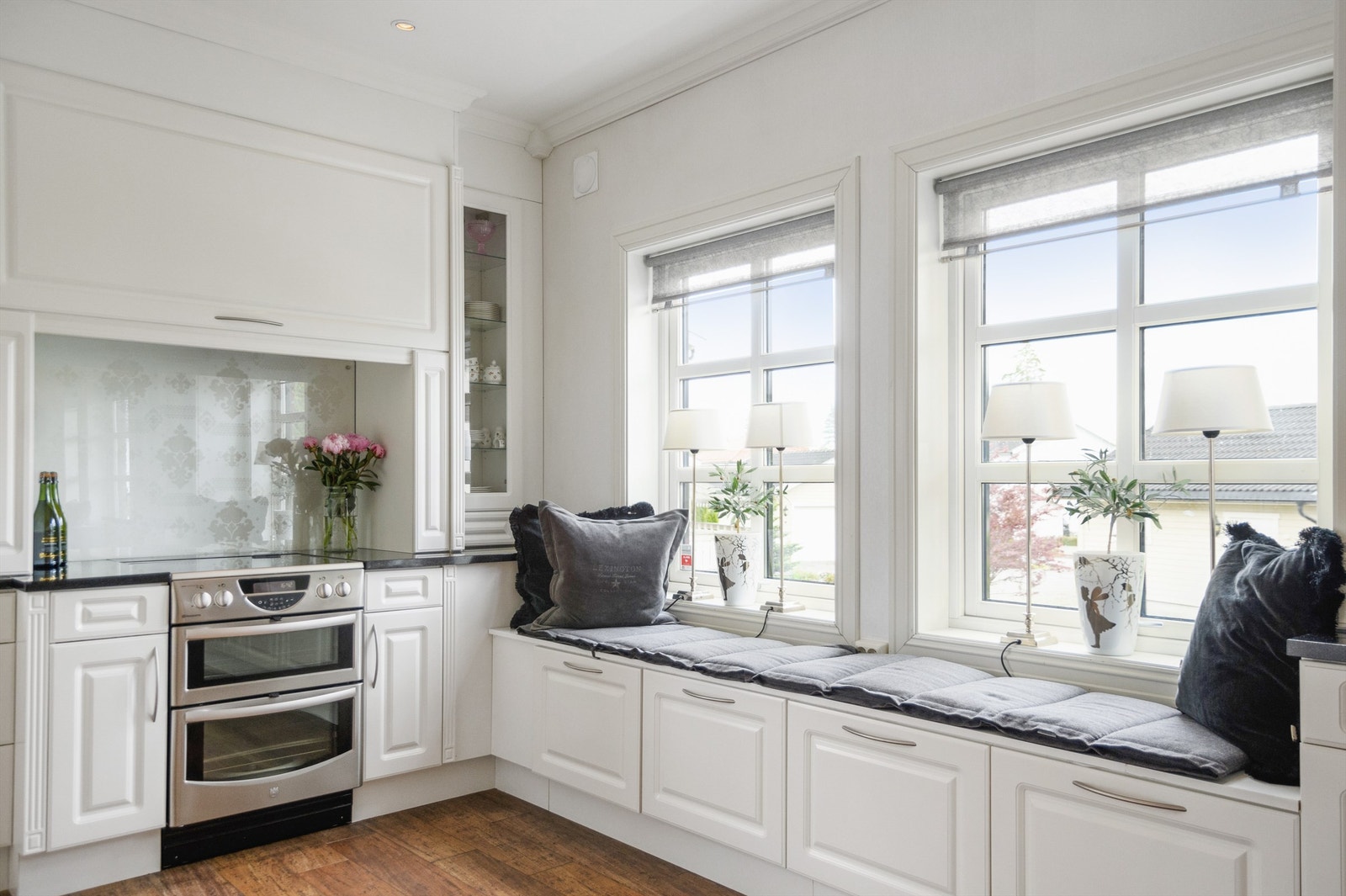 Det er kledelig grueløsning og en sittebenk med ekstra oppbevaring i høyde med vinduene. Galleribilde