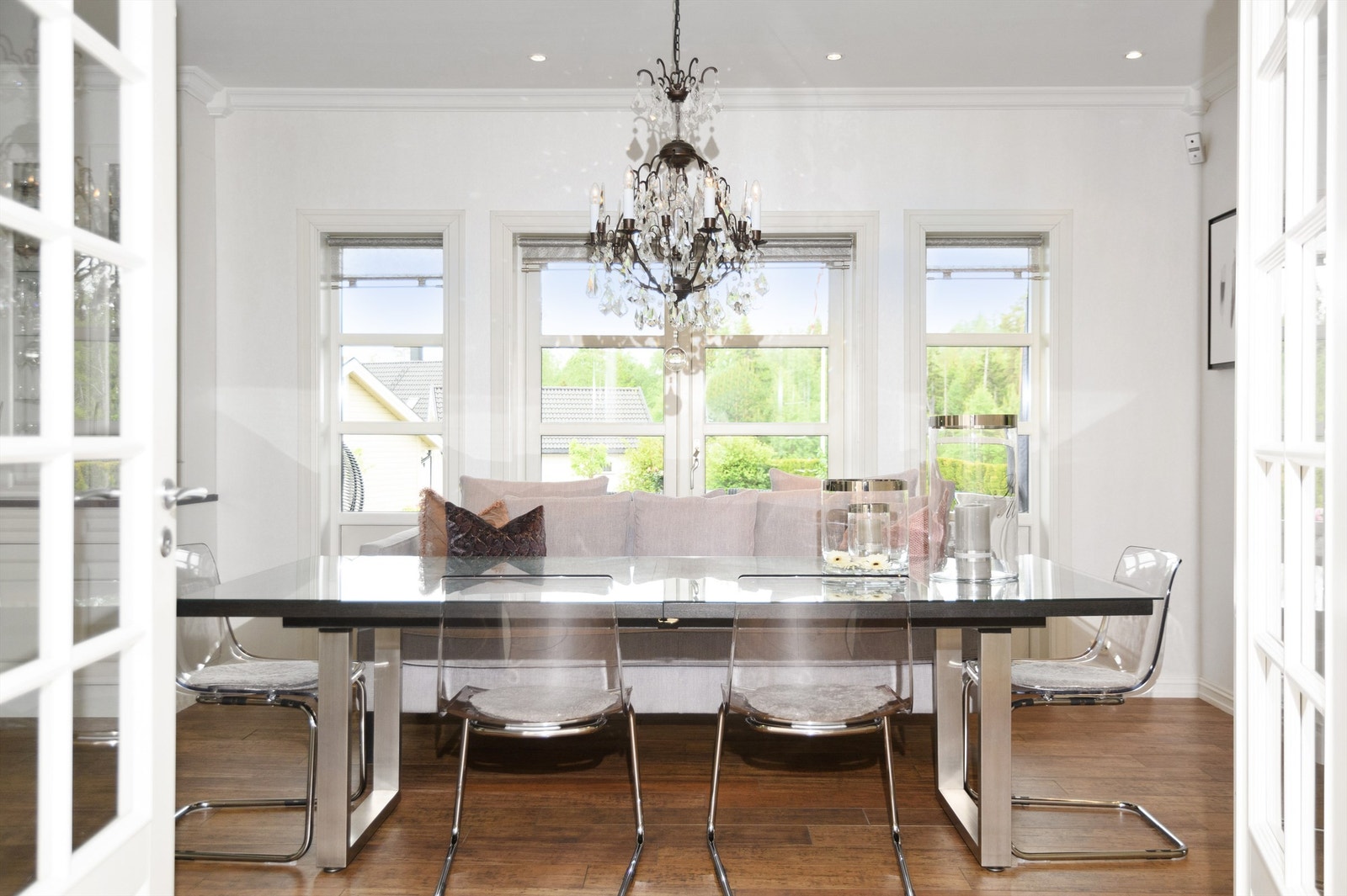 Det er god plass til stort spisebord med tilhørende stoler Galleribilde