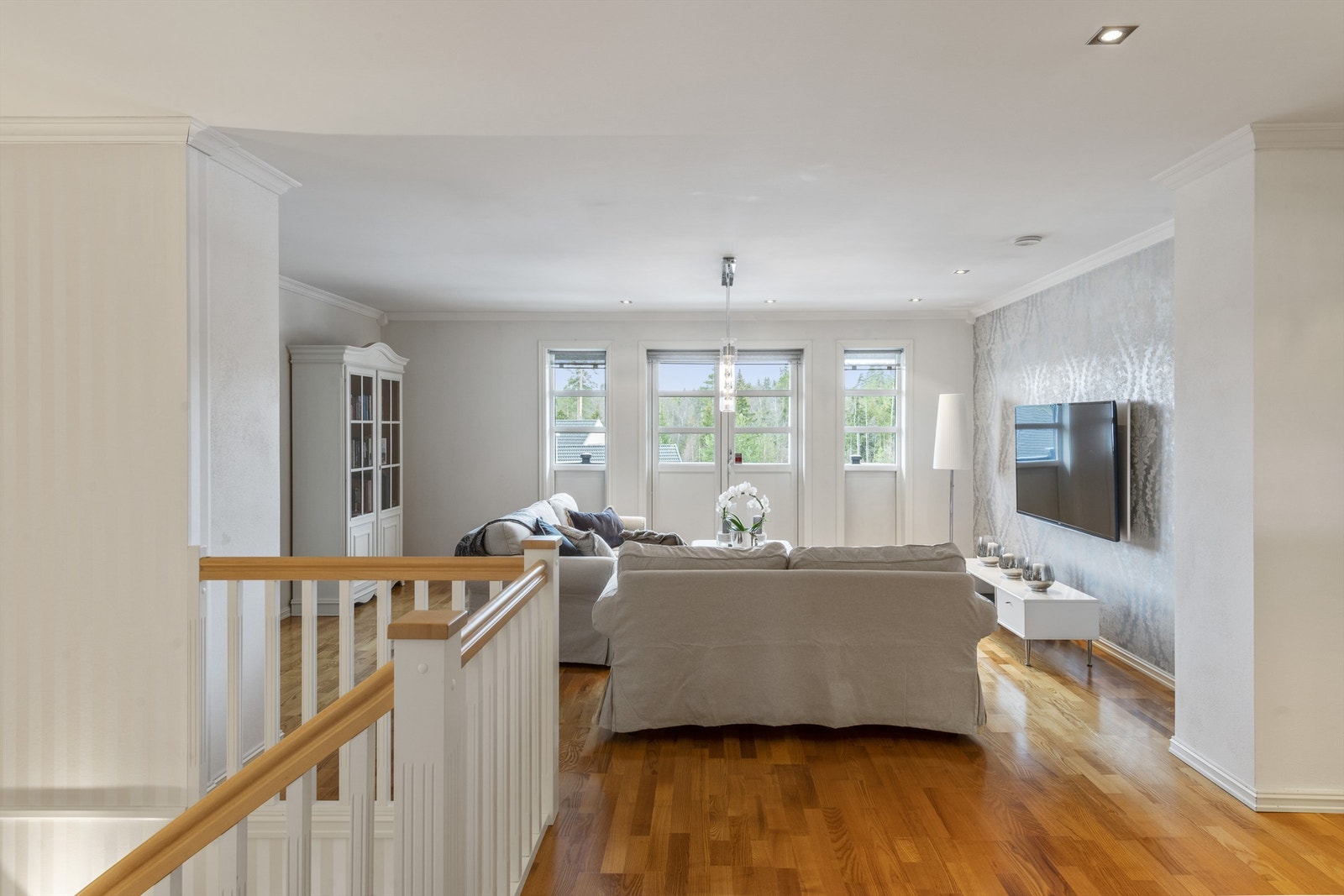 Loftstuen er et lyst, tiltalende oppholdsrom, her er det gode vinduer og tofløyet glassdør som vender mot balkong Galleribilde