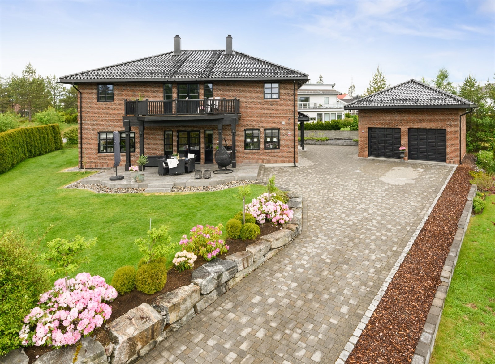 Velkommen til Linneavegen 8 - Attraktiv og unik eiendom med flott arkitekttegnet teglsteinsbolig
med frittstående dobbelgarasje Galleribilde