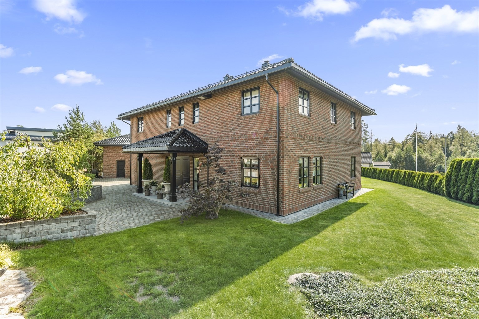 Villaen er fra 2008 og kledd med vedlikeholdsfri teglstein, samt oppført over to innholdsrike etasjer Galleribilde