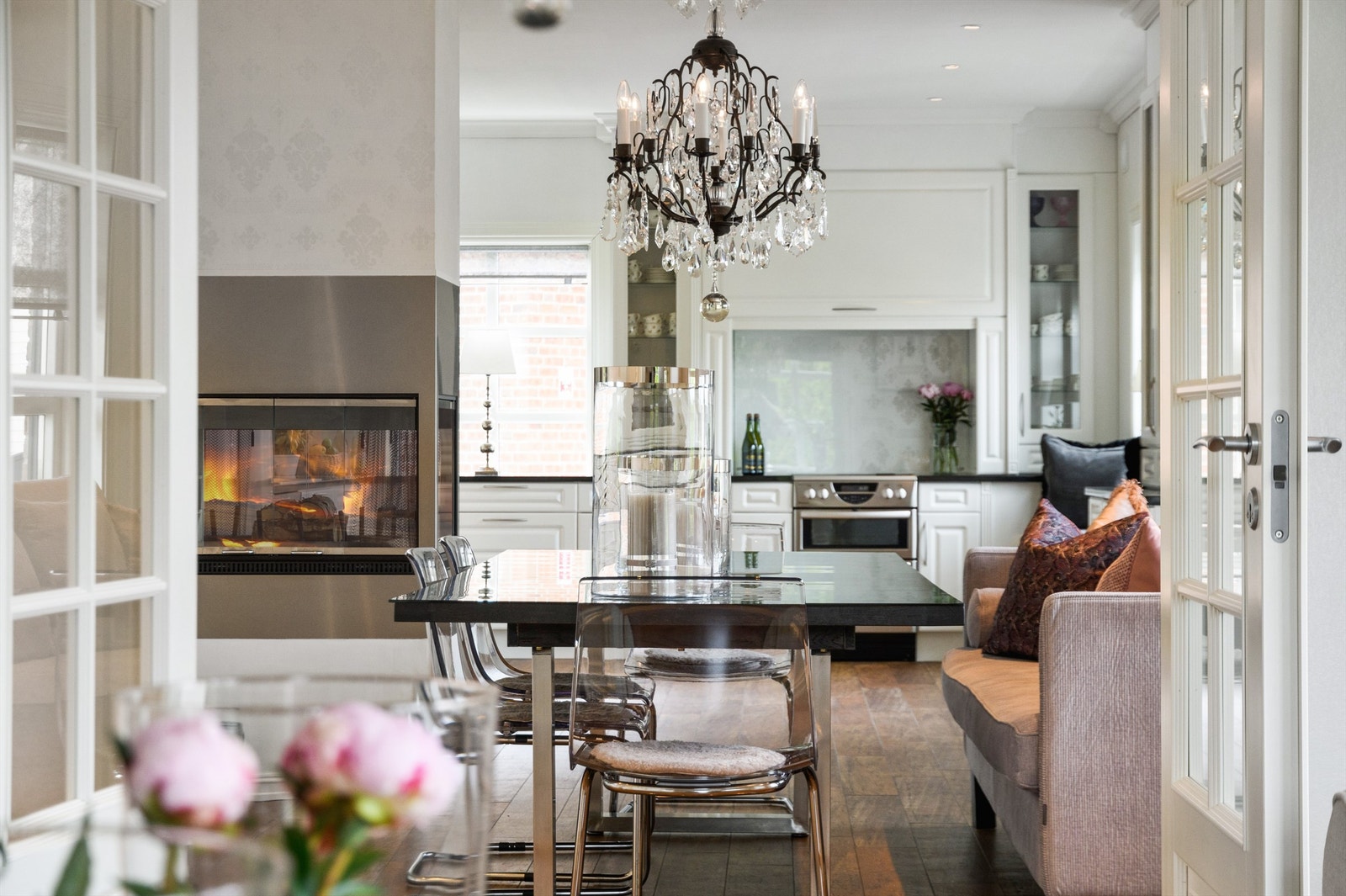 Hyggelig spiseplass med åpen løsning til kjøkkenet Galleribilde