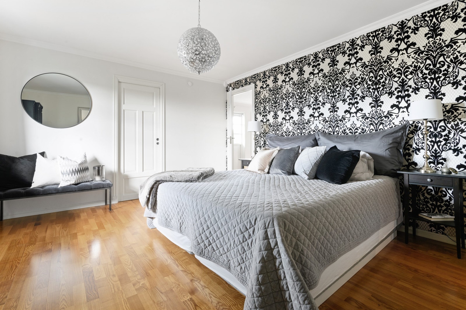 Soverom 1 er i god størrelse og med mønstret tapetvegg som gir et godt førsteinntrykk Galleribilde