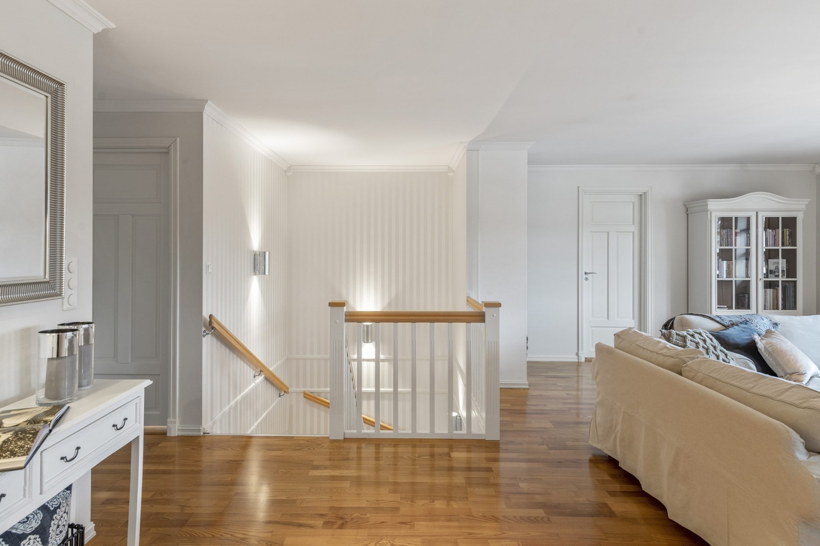 Fra loftstuen er det dør inn til øvrige rom i etasjen Galleribilde