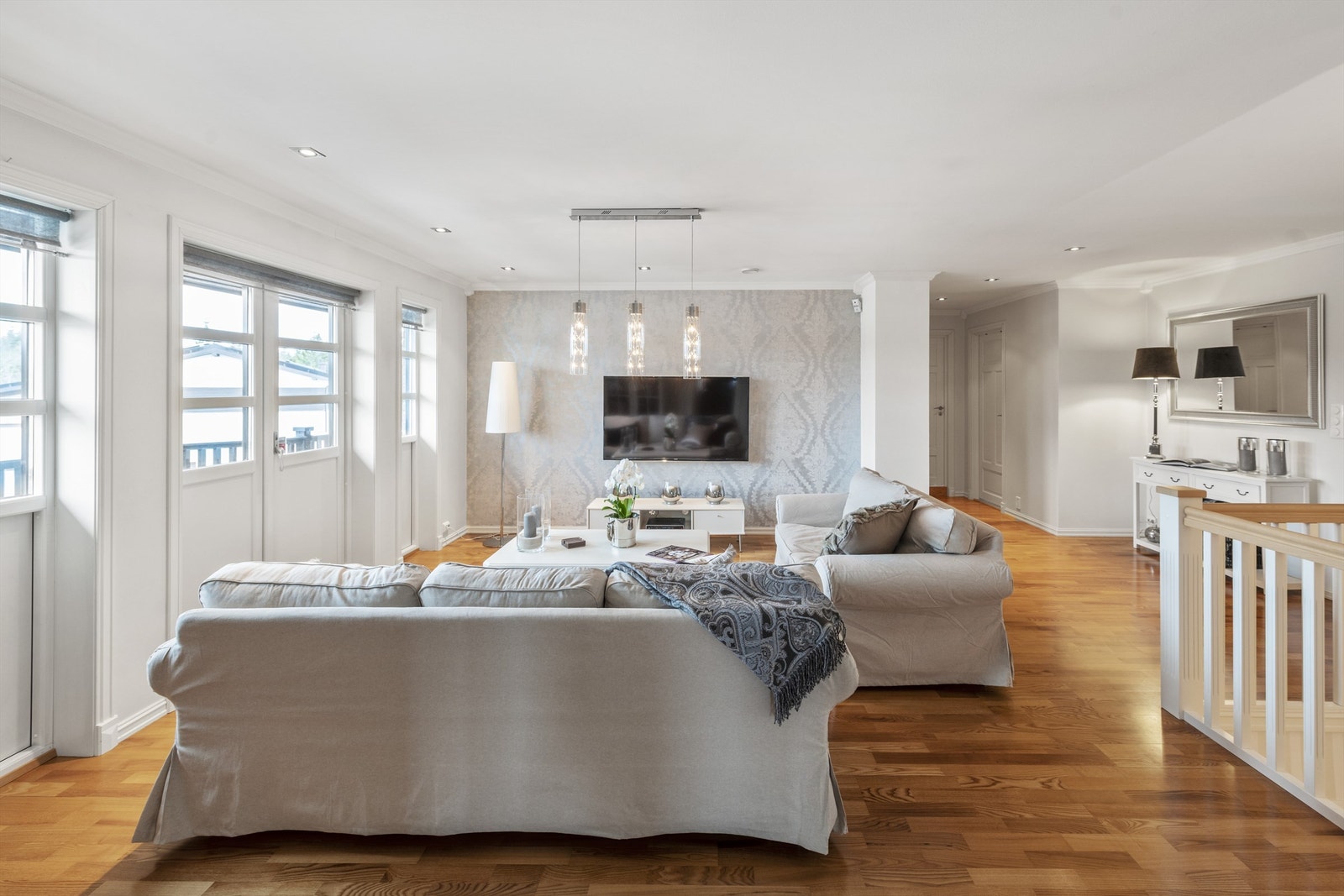 Rommet kan enkelt møbleres med blant annet sofa og tv-møblement Galleribilde