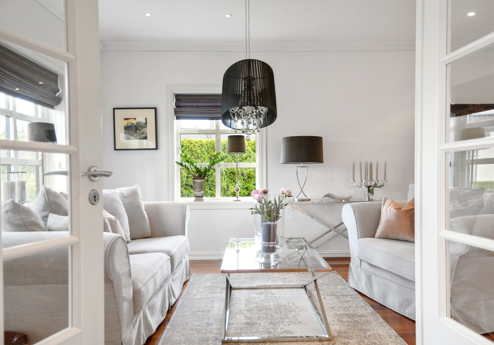 Dobbelfløyet dør fra kjøkken og inn mot stue Galleribilde