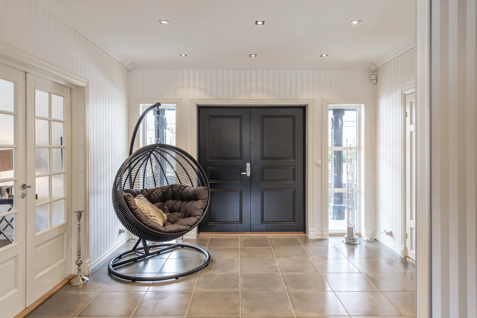 Flott hall med gulvfliser og gulvvarme
. Rommet har stripet veggtapet, pent listverk og rikelig med downlights i tak Galleribilde