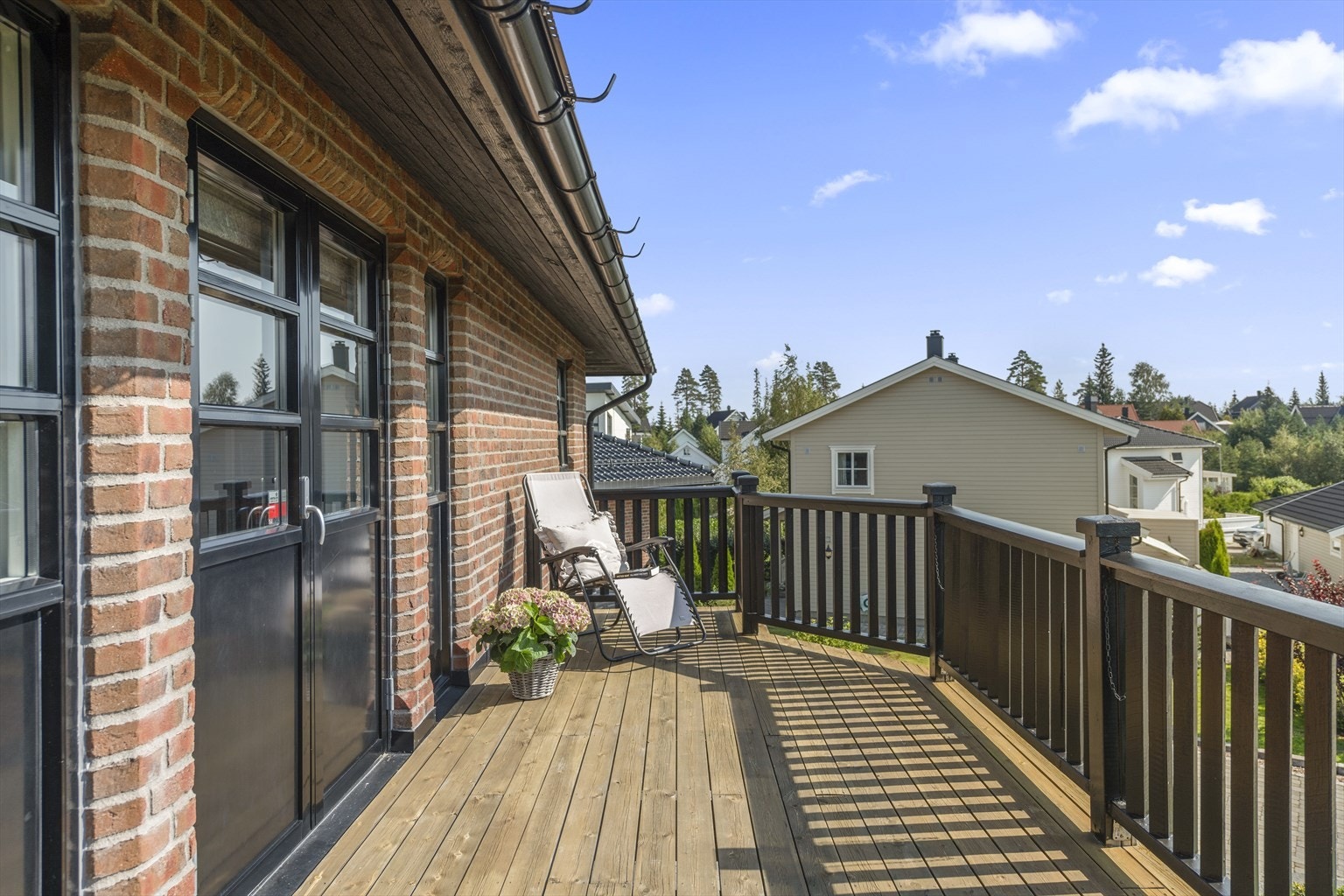 Utgang fra loftstuen til solrik balkong Galleribilde