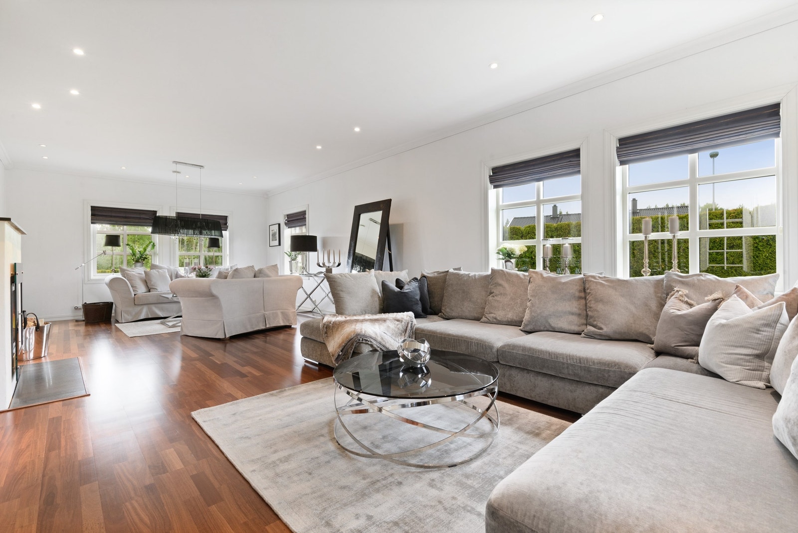 Tiltalende stue i god størrelse og tidsriktige fargetoner Galleribilde